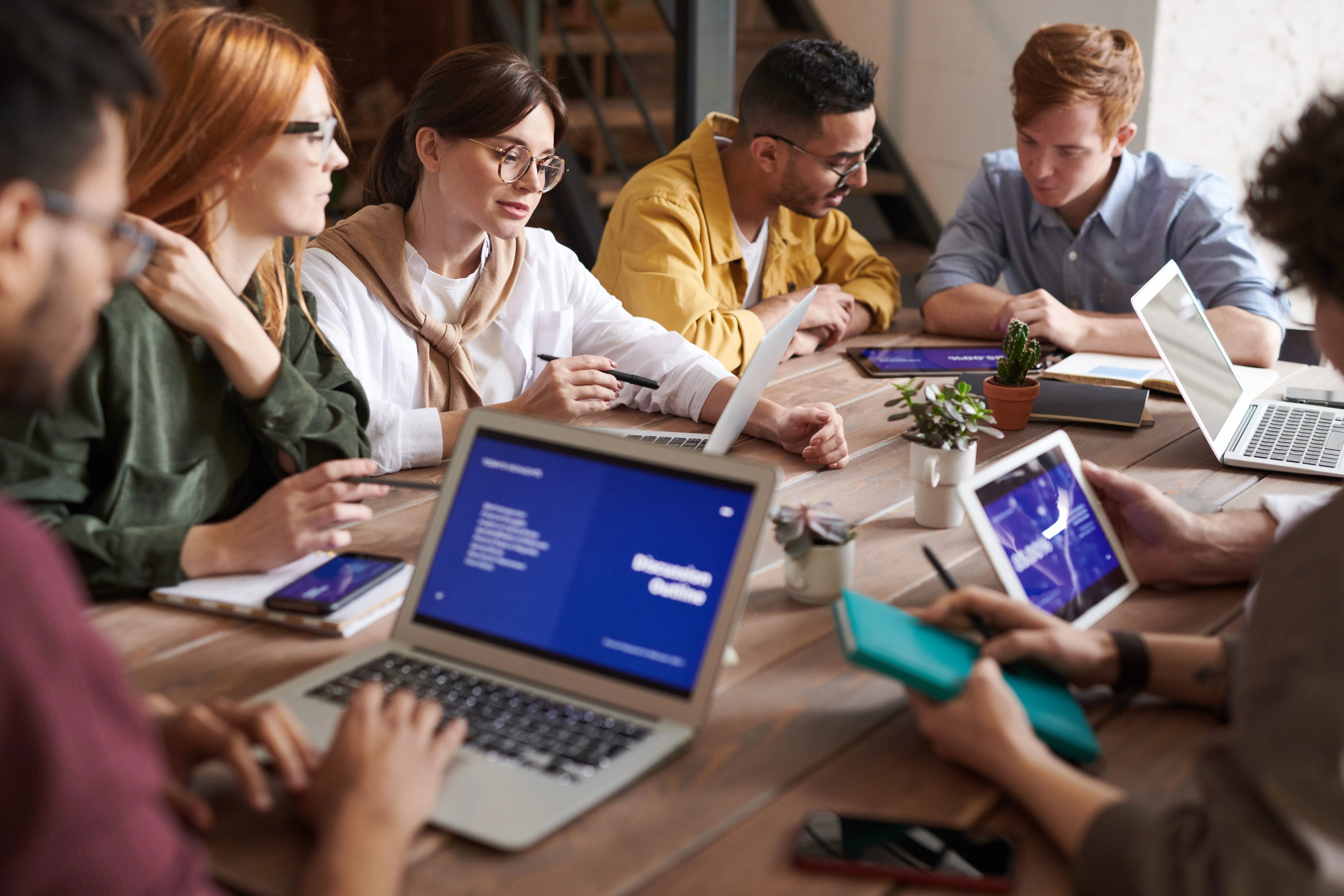 Een diverse groep professionals die samenwerkenin een moderne kantooromgeving.