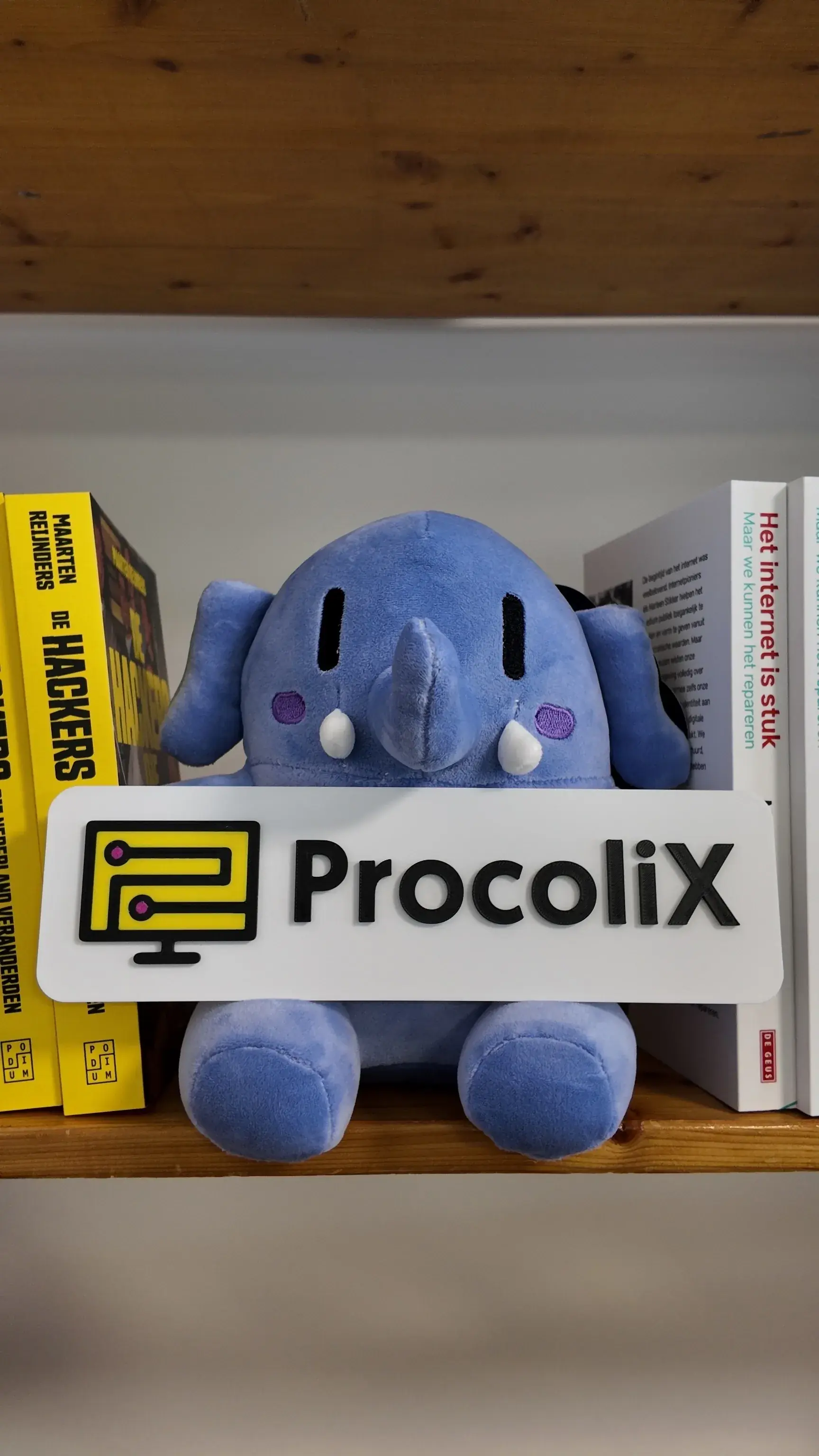 Plushtodon met ProcoliX logo